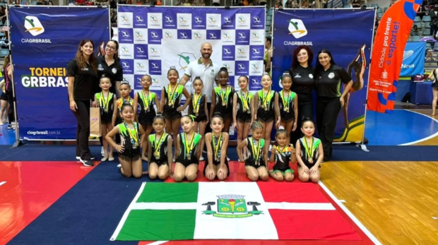 Ginastas da G.R. Osasco celebram o título por equipe na categoria Baby durante o Torneio CIAGR Brasil, realizado em São Bernardo do Campo. Foto: Federação e Confederação Brasileira de GR