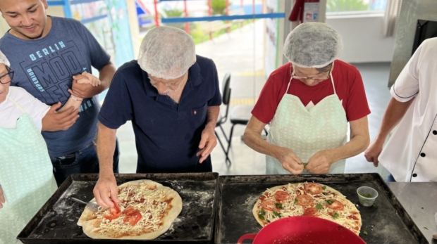 Idosos e familiares aprendem juntos o preparo de pizzas durante o evento “Doce Idade Pizza”, no Centro Dia do Idoso Angelina Cavalheiro. Foto: Prefeitura De Cajamar