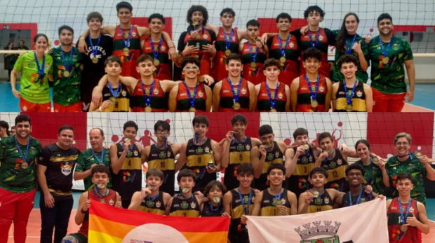 Equipes Sub-17 e Sub-15 do Osasco/Divertere celebram os títulos invictos no 2º Circuito Esportivo CIOESTE, reforçando a força do vôlei de base da cidade. - Foto: Divulgação