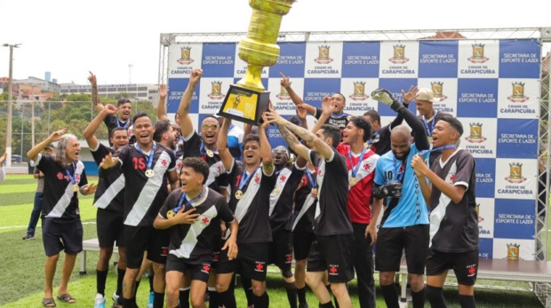 Vasco celebra título da Segunda Divisão de Carapicuíba após vencer o Red Bull nos pênaltis em partida emocionante no Campo do Planalto. Foto: Prefeitura De Carapicuíba