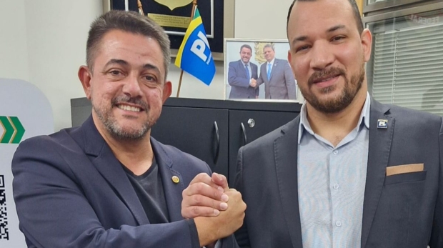 O deputado estadual Danilo Balas e o vereador Dylan Dantas durante a atuação conjunta que resultou na suspensão do contrato para compra de mobiliário escolar pela Prefeitura de Sorocaba. Foto: Divulgação