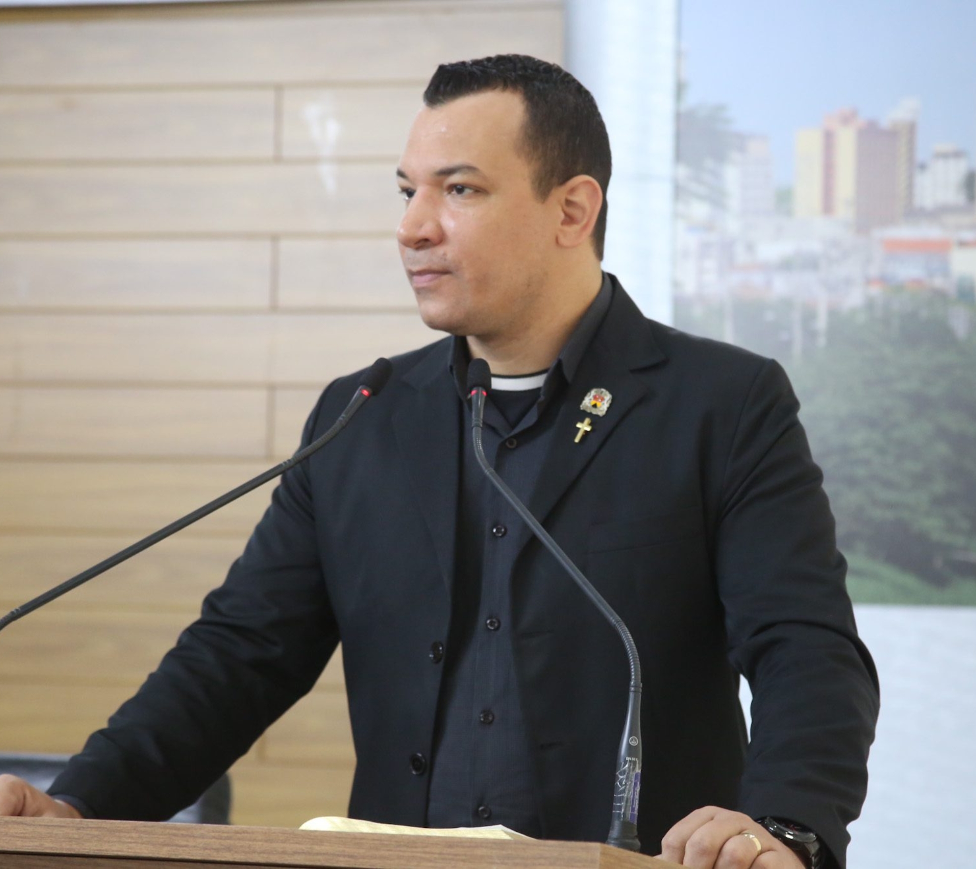 O vereador Dylan Dantas durante reunião da CPI da Saúde, onde apresentou o pedido de afastamento de servidores citados na investigação da Polícia Federal. Foto: Câmara de Sorocaba