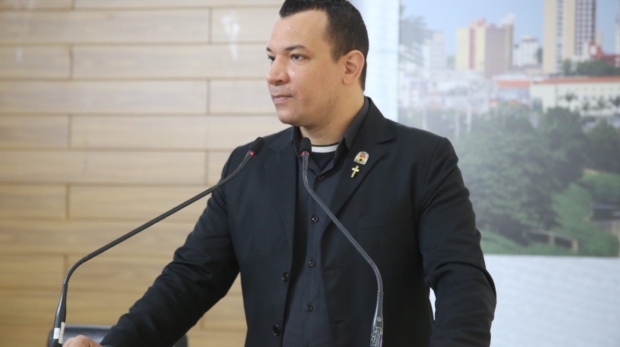 O vereador Dylan Dantas durante reunião da CPI da Saúde, onde apresentou o pedido de afastamento de servidores citados na investigação da Polícia Federal. Foto: Câmara de Sorocaba