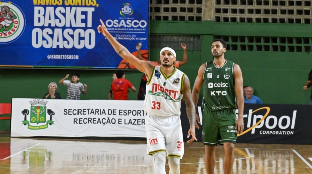 Eddy comemora três pontos no jogo que garantiu a terceira vitória do Basket Osasco no NBB CAIXA Foto: Bruno Ulivieri/Basket Osasco