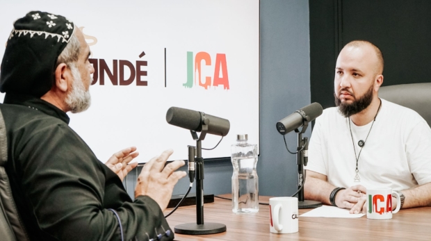 Durante o Café com Cassundé, Padre Kelmon fala sobre fé, política, bastidores da eleição e seus planos para 2026. Foto: Divulgação
