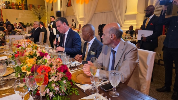 Autoridades brasileiras e angolanas celebram os 50 anos de independência de Angola em Brasília, reafirmando os laços históricos e estratégicos entre as duas nações. Foto: Divulgação 