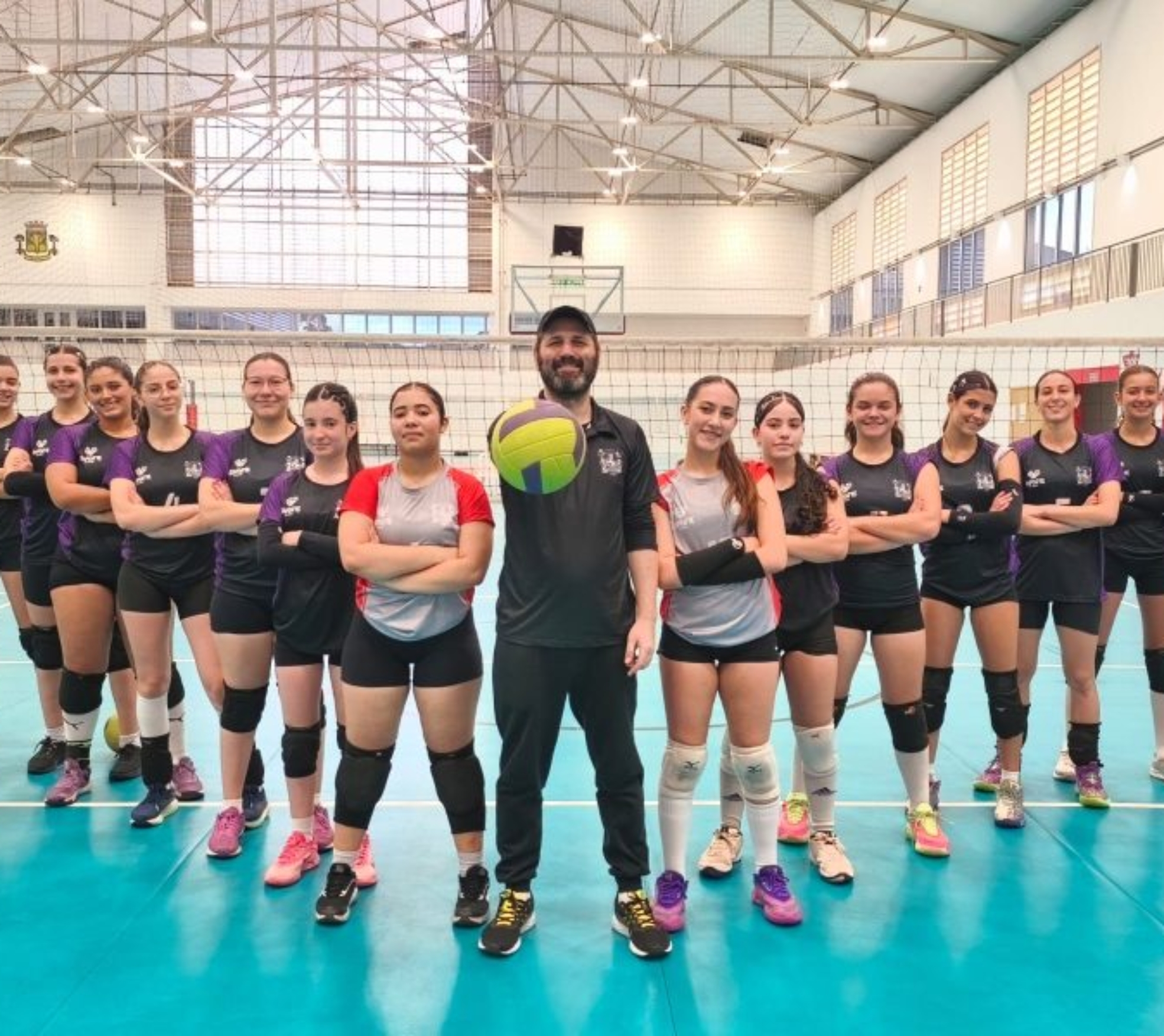 Atletas da seleção Sub-15 de vôlei de São Roque comemoram a medalha de vice-campeãs do Circuito Cioeste 2025. Foto: Prefeitura De São Roque