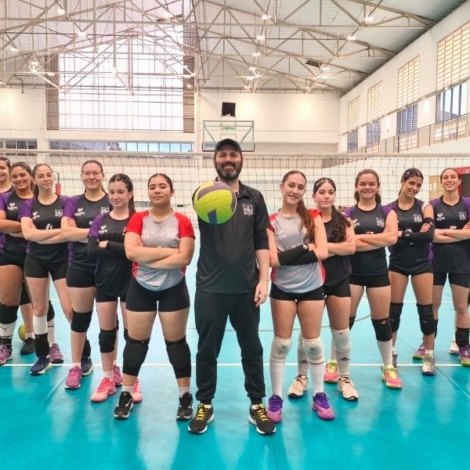 Atletas da seleção Sub-15 de vôlei de São Roque comemoram a medalha de vice-campeãs do Circuito Cioeste 2025. Foto: Prefeitura De São Roque