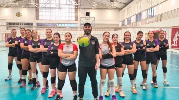 Atletas da seleção Sub-15 de vôlei de São Roque comemoram a medalha de vice-campeãs do Circuito Cioeste 2025. Foto: Prefeitura De São Roque