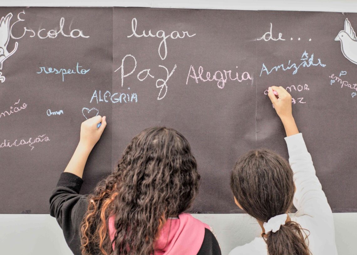 Concurso da Educação de Cotia oferece vagas para diversos cargos da rede municipal de ensino, com salários atrativos e oportunidades para nível médio e superior. Foto: Prefeitura De Cotia