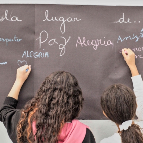 Concurso da Educação de Cotia oferece vagas para diversos cargos da rede municipal de ensino, com salários atrativos e oportunidades para nível médio e superior. Foto: Prefeitura De Cotia