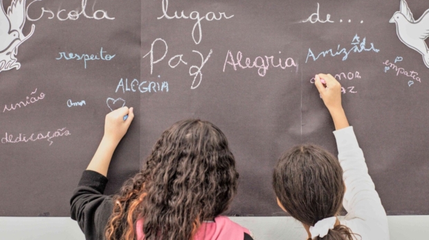 Concurso da Educação de Cotia oferece vagas para diversos cargos da rede municipal de ensino, com salários atrativos e oportunidades para nível médio e superior. Foto: Prefeitura De Cotia