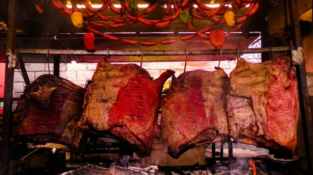 Assadores renomados de todo o Brasil transformam o festival em um espetáculo de fogo de chão, parrillas e técnicas artesanais de churrasco.