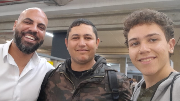 O prefeito de Osasco, Gerson Pessoa, ao lado de Ricardo e seu filho, o aluno Abner