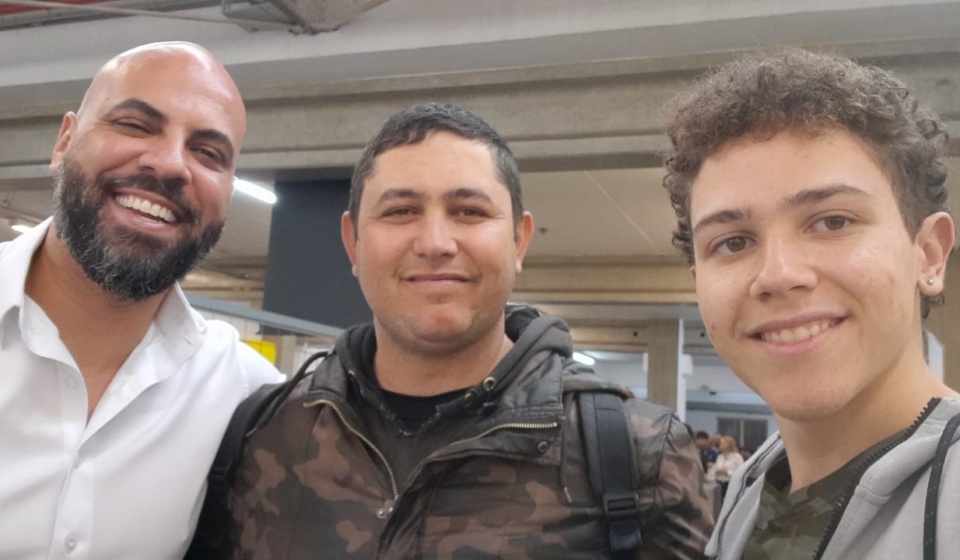 O prefeito de Osasco, Gerson Pessoa, ao lado de Ricardo e seu filho, o aluno Abner