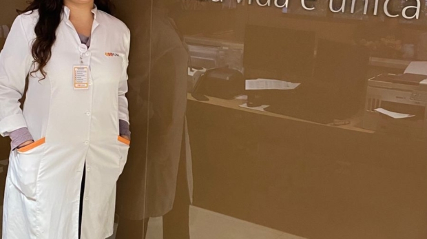 Letícia Silva, Assistente Social da YUNA, destaca a importância do conhecimento dos direitos na recuperação pós-aguda. Foto: Divulgação