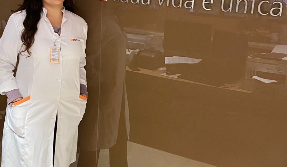 Letícia Silva, Assistente Social da YUNA, destaca a importância do conhecimento dos direitos na recuperação pós-aguda. Foto: Divulgação