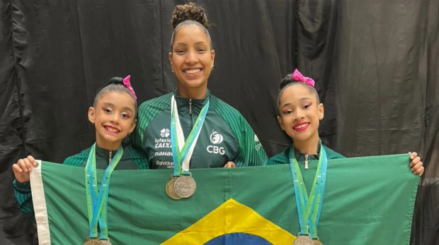As ginastas osasquenses Kathleen Moreira e Heloísa Prokisch celebram as conquistas de ouro e prata no Campeonato Sul-Americano de Ginástica Rítmica, em Posadas, Argentina. Imagem: Divulgação