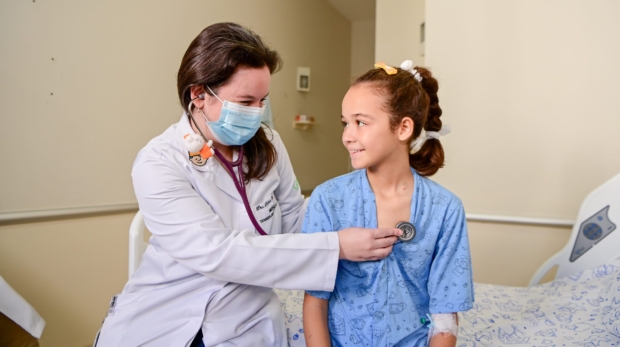 Equipe multiprofissional do Hospital Pequeno Príncipe, em Curitiba, acompanha o tratamento de crianças e adolescentes de todo o Brasil. | Foto: Wynitow Butenas/Hospital Pequeno Príncipe