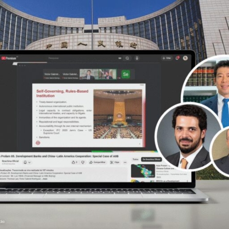 Luiz Vidal Rodrigues, do AIIB, participa da aula do PROLAM/USP ao lado de Thomas Law e Víctor Gabriel Rodríguez, em debate sobre o papel dos bancos de desenvolvimento na cooperação China–América Latina - Foto: Instituto CPFL/Divulgação