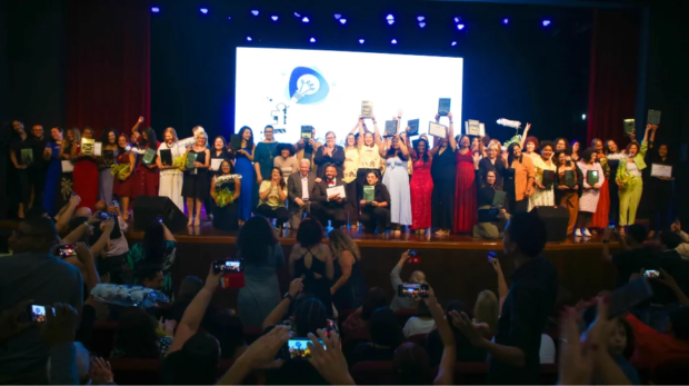 Premiação do Concurso Professor Inovador 2025 no Teatro Municipal Glória Giglio, reunindo educadores, autoridades e projetos que transformam a sala de aula. Fotos: Lucas Souza