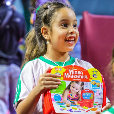 Crianças da rede municipal de ensino recebem brinquedos da ação Natal Mágico 2025 durante evento no Ginásio José Liberatti. Fotos: Secom