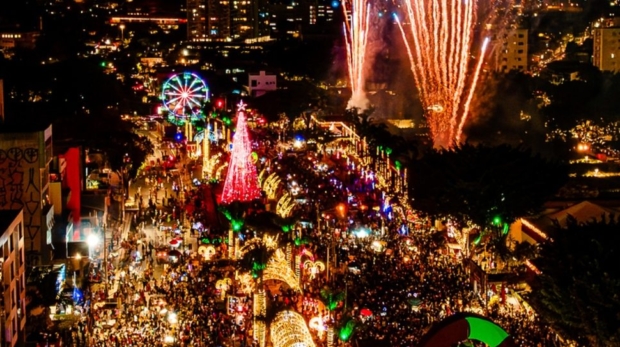 Prefeito Gerson Pessoa, autoridades e milhares de famílias participam da inauguração do Natal Mágico 2025 no Boulevard Ulisses Dante Batiston, marcado por luzes, shows e a tradicional Parada de Natal. -Fotos: Caio Henrique, Fernanda Cazarini, Jorge Alexandre e José Luis da Conceição