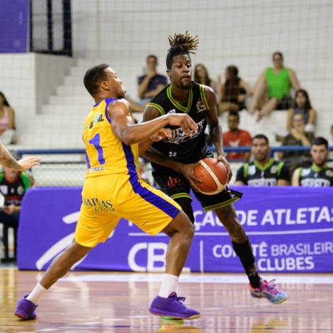 Alejandro Grant em ação pelo Basket Osasco contra o Fortaleza.Foto: Carlos Roosewelt/FBC