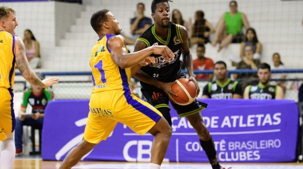 Alejandro Grant em ação pelo Basket Osasco contra o Fortaleza.Foto: Carlos Roosewelt/FBC