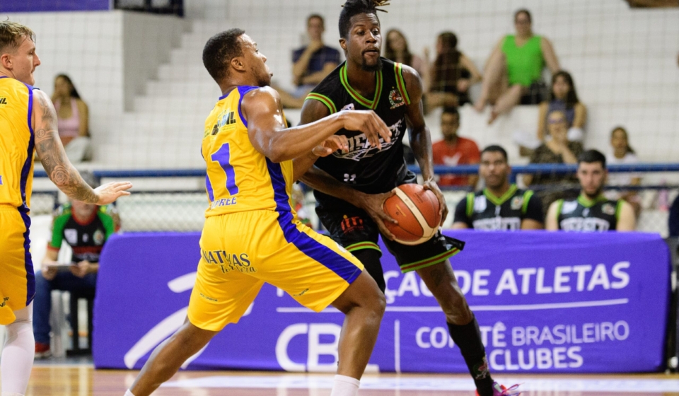 Alejandro Grant em ação pelo Basket Osasco contra o Fortaleza.Foto: Carlos Roosewelt/FBC
