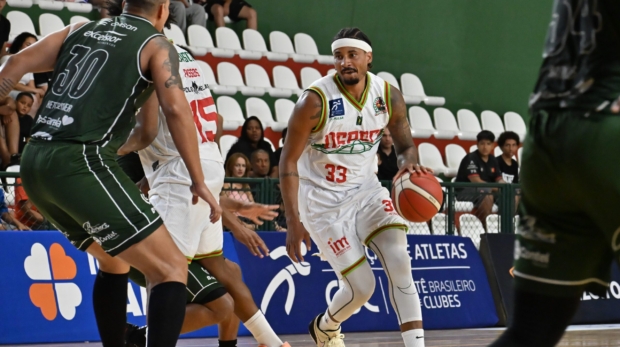 Eddy Carvalho pelo Basket Osasco. Foto: Bruno Ulivieri/Basket Osasco