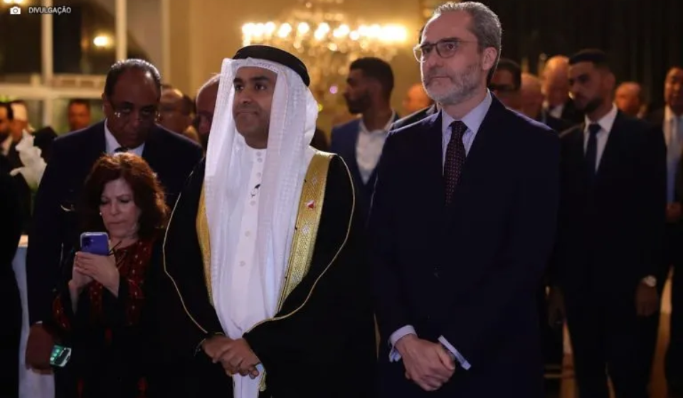 Autoridades e convidados prestigiam a celebração do Dia Nacional do Bahrein em Brasília, em evento que reforçou os laços diplomáticos e a cooperação entre Bahrein e Brasil. Foto: Divulgação