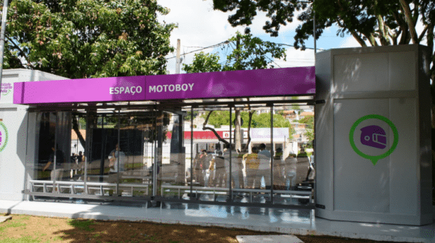 Prefeitura de São Roque entrega o Espaço Motoboy, oferecendo banheiro, bancos, copa equipada e ponto de recarga para celulares, valorizando os profissionais da cidade.
📷 Foto: Divulgação / Prefeitura de São Roque