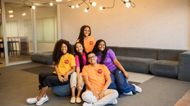 Jovens participantes do Coletivo Coca-Cola Jovem durante atividades de formação oferecidas gratuitamente pelo Instituto Coca-Cola Brasil. Foto: Divulgação