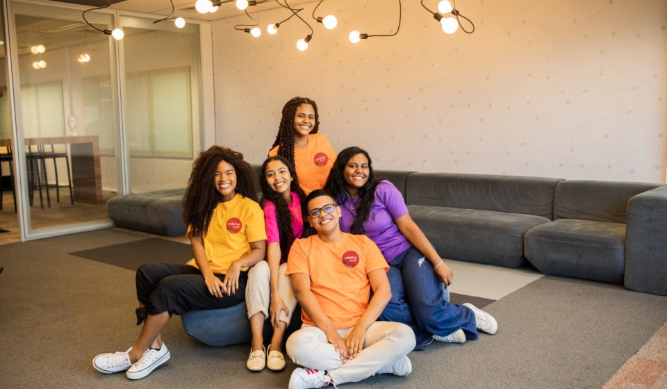 Jovens participantes do Coletivo Coca-Cola Jovem durante atividades de formação oferecidas gratuitamente pelo Instituto Coca-Cola Brasil. Foto: Divulgação