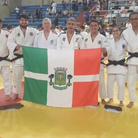 Atletas e técnico de Osasco conquistam novas graduações de faixa preta no Exame de Graduação da Federação Paulista de Judô.Imagem: Divulgação