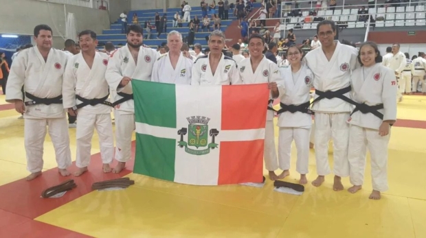 Atletas e técnico de Osasco conquistam novas graduações de faixa preta no Exame de Graduação da Federação Paulista de Judô.Imagem: Divulgação