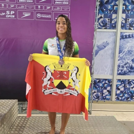 Lívia Cristini Souza Fernandes recebe medalha de bronze no Campeonato Paulista de Verão 2025, representando Sorocaba e a SEAS. Fotos: SEAS