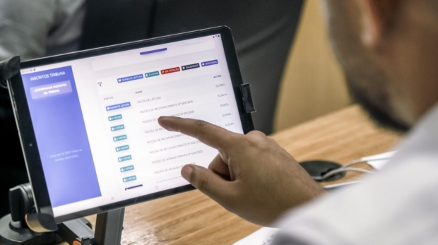 Vereadores da Câmara Municipal de Osasco encerram o ano legislativo com a aprovação de nove projetos de autoria parlamentar durante sessões ordinária e extraordinária. Direitos sociais, sustentabilidade, cultura, inclusão e reconhecimento marcaram a última sessão do ano no Legislativo osasquense.