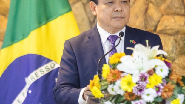 Embaixador Bui Van Nghi apresenta balanço de 2025 durante o Friendship Meeting, evento que celebrou os 50 anos das relações diplomáticas entre Vietnã e Guiana, em Brasília.