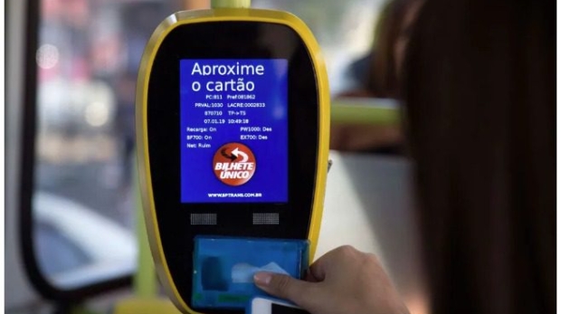 Passageira usa seu bilhete único em ônibus de São Paulo — Foto: Uriel Punk/Futura Press/Estadão Conteúdo