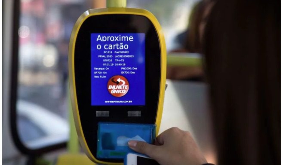 Passageira usa seu bilhete único em ônibus de São Paulo — Foto: Uriel Punk/Futura Press/Estadão Conteúdo