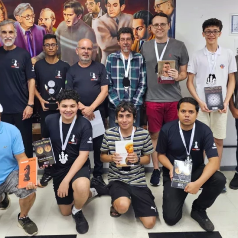 Atletas, professores e familiares celebram o encerramento da temporada 2025 da Escola de Xadrez de Osasco durante festival que reuniu competição, inclusão e alto nível técnico. Imagem: Divulgação