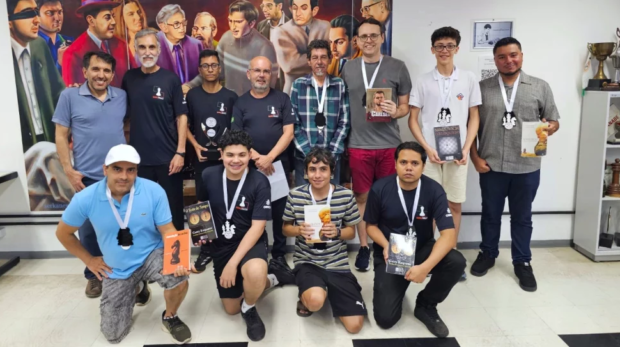 Atletas, professores e familiares celebram o encerramento da temporada 2025 da Escola de Xadrez de Osasco durante festival que reuniu competição, inclusão e alto nível técnico. Imagem: Divulgação