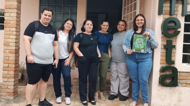 Alunos da Uniso realizam ação de conscientização sobre descarte correto de eletrônicos no entorno da sede do Metareciclagem, em Sorocaba. Foto: Prefeitura De Sorocaba 