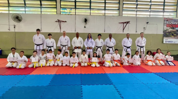 Dezoito pequenos atletas mostraram disciplina e subiram mais um degrau em sua jornada no karatê. Foto: Divulgação