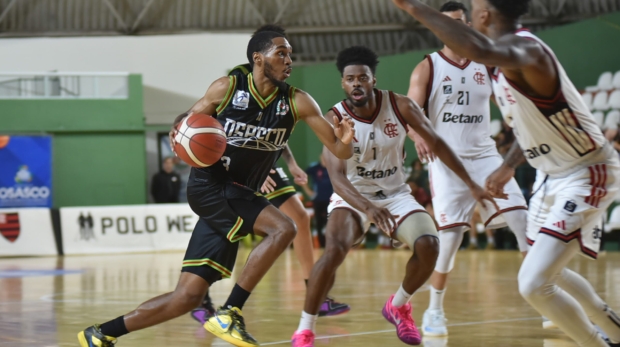 Norte-americano Harris encara a marcação do Flamengo no primeiro turno. Foto: Bruno Ulivieri/Basket Osasco