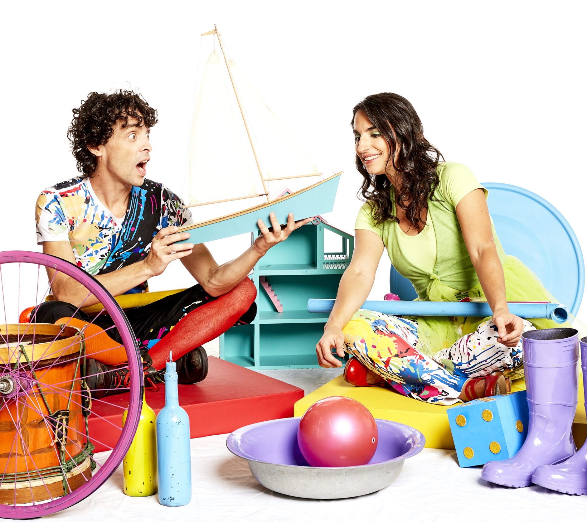 O Duo Badulaque apresenta o espetáculo musical infantil “Muita Coisa”, unindo percussão performática, movimento e experimentação sonora em shows gratuitos que integram a programação de férias do Sesc Osasco. Badulaque - Foto Artur Nobre