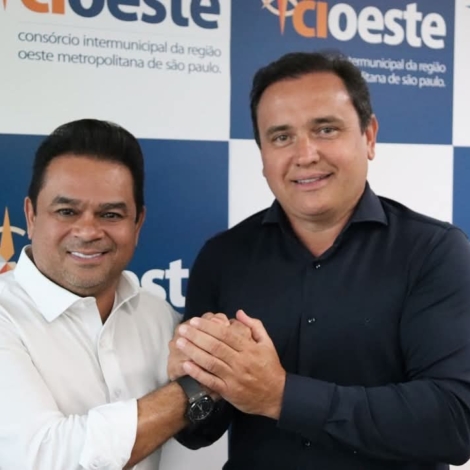 Gregório Maglio é aclamado presidente do CIOESTE ao lado do vice-presidente Marcos Ferreira Godoy (Teco), durante Assembleia realizada na sede do Consórcio. Foto: CIOESTE (Redes Sociais/ Reprodução)