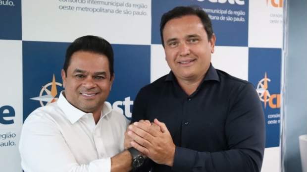 Gregório Maglio é aclamado presidente do CIOESTE ao lado do vice-presidente Marcos Ferreira Godoy (Teco), durante Assembleia realizada na sede do Consórcio. Foto: CIOESTE (Redes Sociais/ Reprodução)